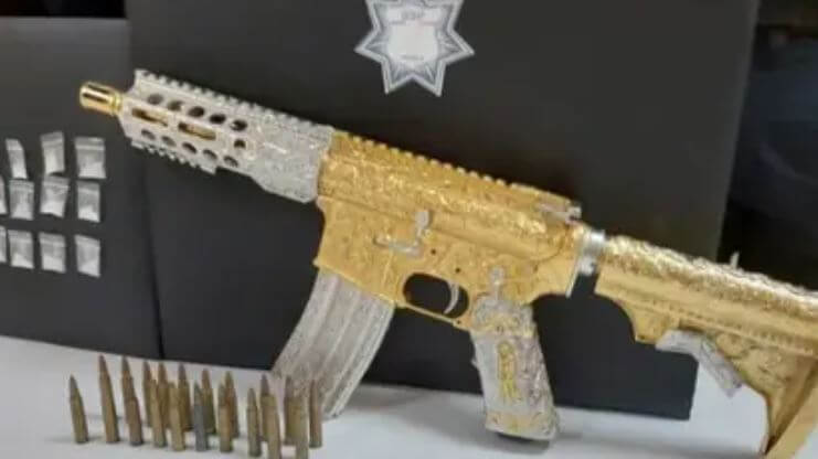 “Las Bigotonas”, la banda criminal que usa rifles bañados en oro y diamantes